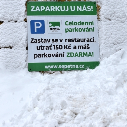 Access road,<br />
parking at Hotel Sepetná.<br />
